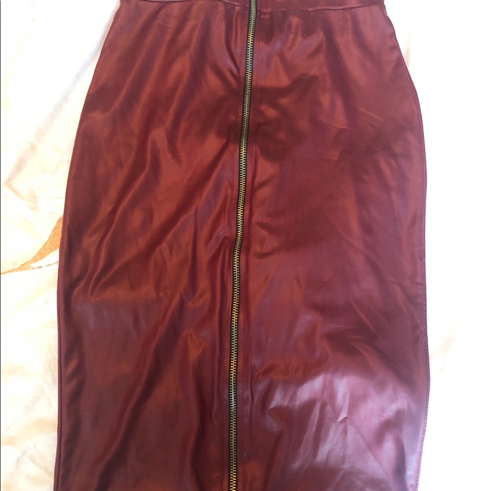 Fitted pencil skirt
